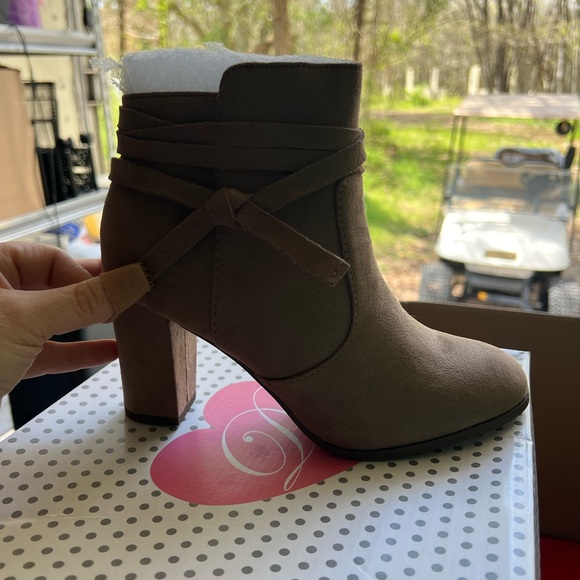 NWT LADIES ANKLE BOOTS! never worn, very cute with bow on side! Size 7 - Picture 4 of 8